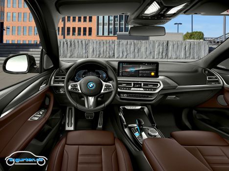 BMW iX3 - Nun aber mal zum Fahrzeug: Die Elektromotoren leisten 286 PS in der Spitze.