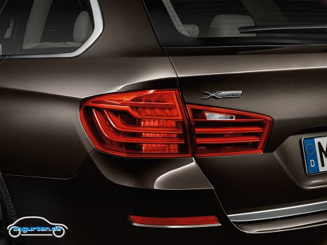 BMW 5er Touring Facelift - Auch bei den Heckleuchten gibt es Detailarbeit. Die Lichtleisten sind ebenfalls dünner und liegen weiter oben.