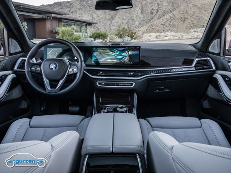 BMW X5 (G05) Facelift 2023 - Innen wurde der X5 deutlich aufgewertet und hat mittlerweile auch wieder ein cooles Infotainmentsystem.