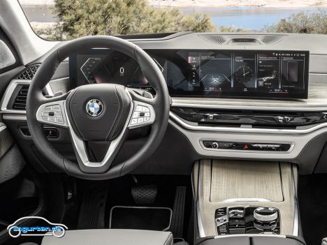 BMW X7 - Facelift 2022 - Innen hat sich das Cockpit komplett verändert. Einzug gehalten hat das Betriebssystem BMW OS 8.