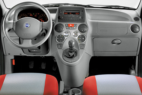 Fiat Panda 4x4, Cockpit - Lenkrad und Mittelkonsole