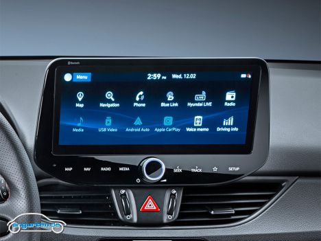 Hyundai i30 Facelift - Im Infodisplay sind die Bedienelemente nun an der Unterseite und nicht mehr rechts und links angebracht. Das schafft ein deutlich größeres Display.