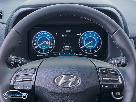 Hyundai Kona 2022 (Facelift) - Das digitale Cockpit hier im Bild ist Serie ab Ausstattung Trend.