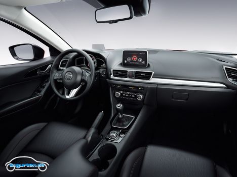 Der neue Mazda3 - Den Innenraum hat Mazda aufgeräumt. Nur noch die Klimaanlags hat ein paar Knöpfchen. Der Rest kommt über das Multifunktions-Lenkrad.