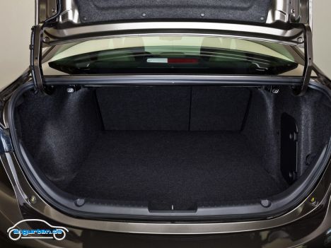 Mazda3 Limousine - Der Kofferraum ist Okay, Wunder darf man vom Mazda3 in dieser Hinsicht aber nicht erwarten.