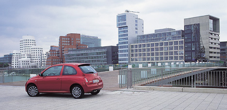 Nissan Micra - im Düsseldorfer Medienhafen