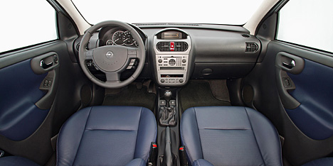 Das Cockpit des Opel Corsa.