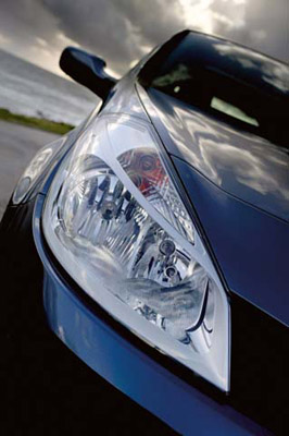 Viel Glas ums Licht: Die Frontscheinwerfer des Renault Clio mit integrieten Blinkleuchten.
