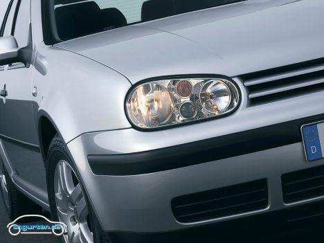 VW Golf IV - Die Scheinwerfer des Golf IV beherbergen nun alle Leuchten - auch die Blinker (ausgenommen Nebelscheinwerfer).