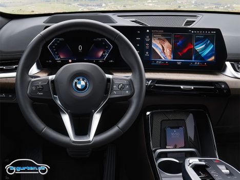 BMW iX1 - Der große curved Screen ist wie bei derzeit allen neuen BMW Modellen Serienausstattung. Analoge Instrumente gibt es nicht mehr.