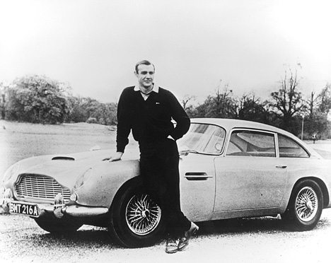 Langer Tradition verbunden: Bereits der Wagen in James Bond: Goldfinger war ein Aston Martin - der legendäre DB5.