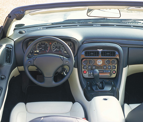 Aston Martin Vantage - Cockpit