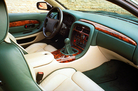 Aston Martin Vantage - Cockpit