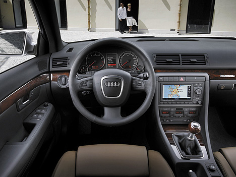 Audi A4, Cockpit