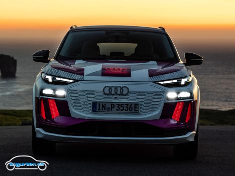 Audi Q6 e-tron: Prototyp - Frontansicht mit Lichtsignatur