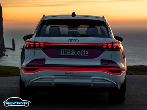 Audi Q6 e-tron: Prototyp - Heckansicht mit Lichtsignatur