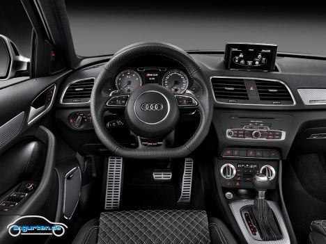 Im Innenraum ist alles - wie bei RS Modellen üblich - deutlich sportlicher und edler als bei den Autos für Normalbürger.
