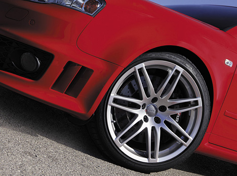 Audi RS4, Große Felgen, flache Reifen