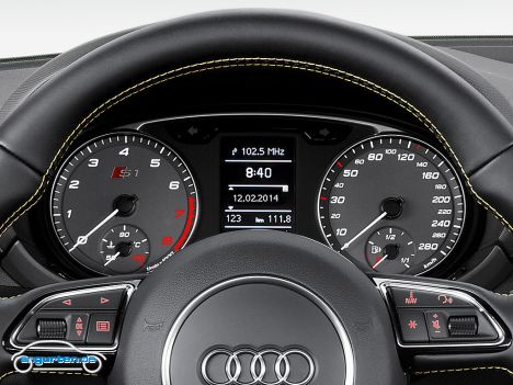 Audi S1 Sportback - Innen ist alles in Schwarz gehalten. Akzente setzt Audi auf Wunsch mit Zierelementen um die Mittelkonsole und an den Vordersitz-Rückenlehnen. Hier kann die Außenfarbe gewählt werden.