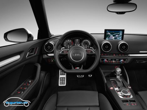 Audi S3 Cabrio - Innen gibt es schwarz. Mit den üblichen S-Zierelementen sowie den gegenüber dem Serienfahrzeug veränderten Instrumenten.
