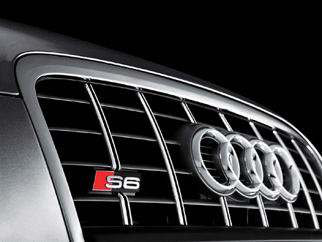 Audi S6 Avant - Den Kühlergrill ziert der übliche S6-Schriftzug.
