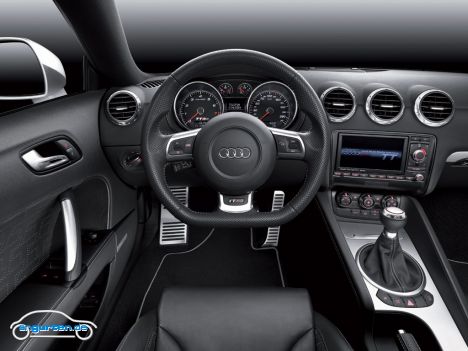 Der Cockpit des Audi TT RS Coupe versprüht einen Hauch von Rennatmosphäre. Die Pedalerie ist in Edel-Optik gefertigt.