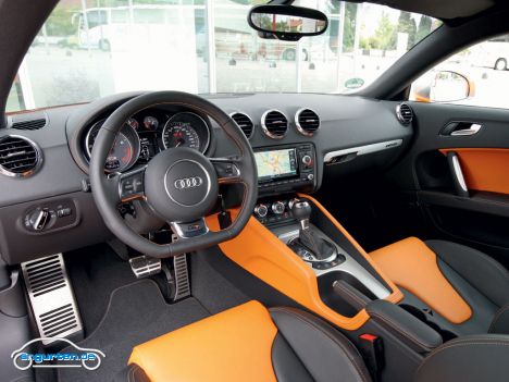 Audi TTS Coupe - Das Cockpit ist deutlich auf Sport getrimmt.