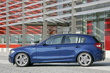 In der Seitenansicht kommt die BMW typisch sehr lange Motorhaube gut zur Geltung.
