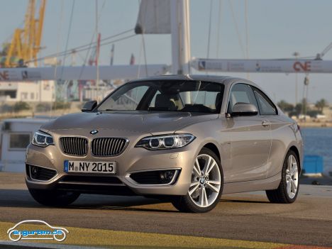 BMW 2er Coupe - Von außen weist das 2er Coupe dann auch deutlich mehr Eigenständigkeit aus, als das 4er Coupe. Die Front ist gegenüber dem 1er deutlich verändert. Vor allem die Scheinwerfer sind flacher.