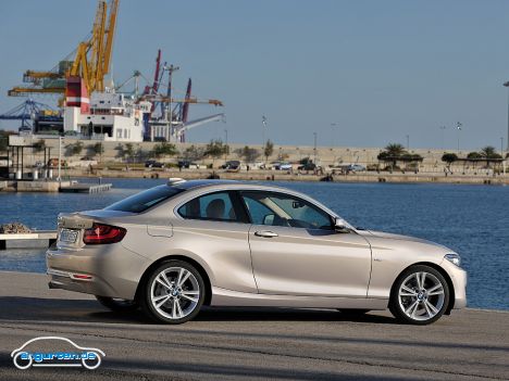 BMW 2er Coupe - Motoren gibt es derzeit drei Stück - zwei Benziner und einen Diesel mit Leistungen zwischen 184 und 326 PS im M235i Coupe.