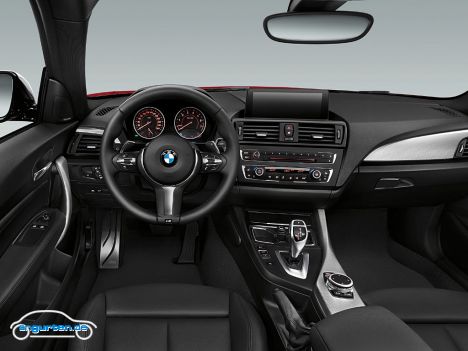 BMW 2er Coupe - Das Cockpit ist gegenüber dem 1er nur wenig geändert, allerdings haben die Details wie zum Beispiel Instrumente einen sportlicheren Touch.