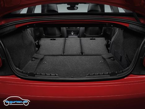 BMW 2er Coupe - Kofferraum mit unterschiedlich geklappter Rücksitzbank