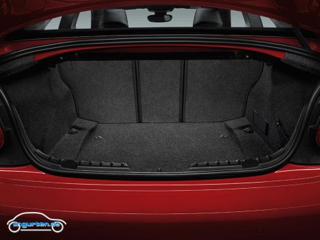 BMW 2er Coupe - Kofferraum mit unterschiedlich geklappter Rücksitzbank