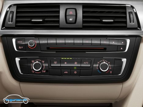 Die neue BMW 3er Reihe - Mittelkonsole mit Radio-Bedienteil und Klimaautomatik