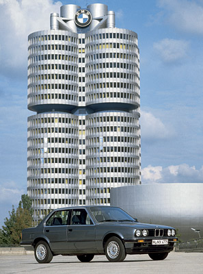 Schöne Aussicht: 3er Reihe vor dem Stammhaus in München (1983)