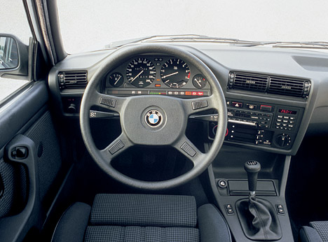 Das Cockpit des 325i aus dem Jahr 1986