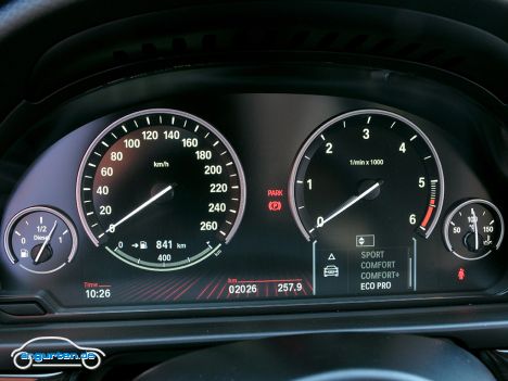 BMW 5er Limousine 2010 - Armaturenbrett mit LCD-Display