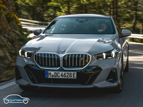 Die neue BMW 5er Limousine 2023 - Das Angebot an Verbrennern wird zunächst den 520i sowie den 520d (auch mit xDrive) umfassen.