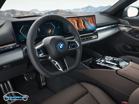 Die neue BMW 5er Limousine 2023 - Im Innenraum gibt’s das aktuelle BMW Design mit den beiden leicht gekrümmten Bildschirmen.