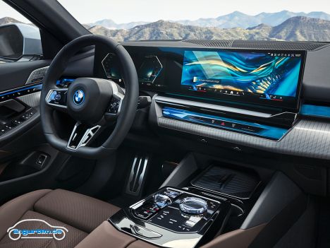 Die neue BMW 5er Limousine 2023 - Die in der letzten Version der Baureihe extrem stark ausgeprägten hecagonalen Strukturen sind deutlich weniger geworden. Radio und Klima sind natürlich in das Gesamtkonzept integriert.