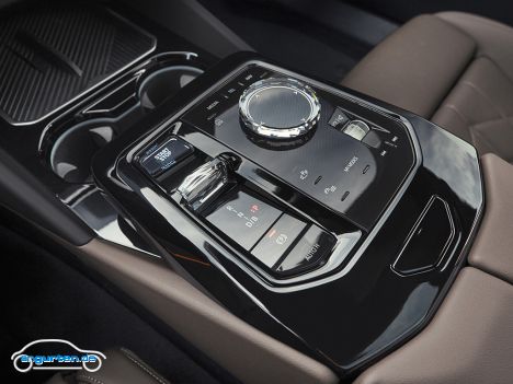Die neue BMW 5er Limousine 2023 - Schaltung und Controller in der Mittelkonsole