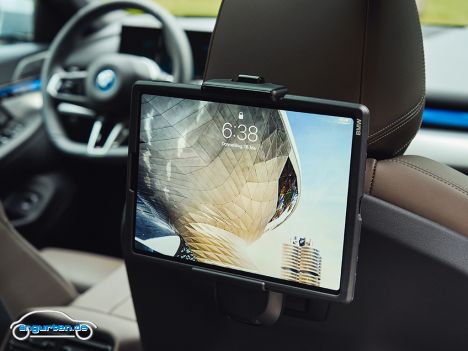 Die neue BMW 5er Limousine 2023 - Optional natürlich großes Infotainment für die Rücksitze möglich.
