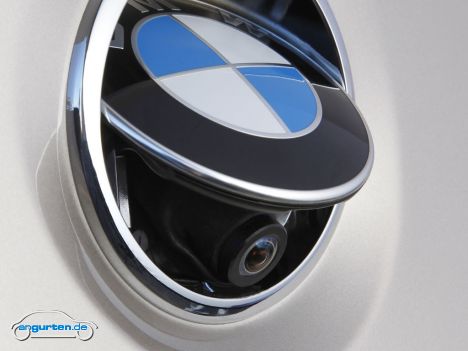 BMW 6er Cabrio - Die Rückfahrkamera ist im BMW-Emblem integriert