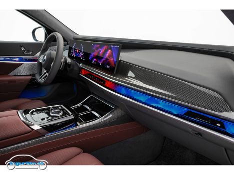 Der neue BMW 7er (G70) - Drinnen gibt es multimedia nahezu egal, wo man hinsieht. Das neue curved Display ist natürlich mit dabei.