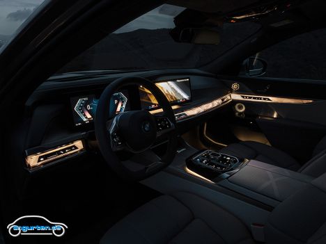 Der neue BMW 7er (G70) - Innenraum-Ansicht bei Dunkelheit.