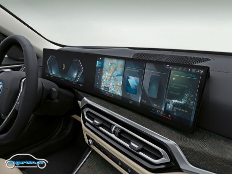 BMW i4 - Rechteckige Displays stehen dem Wagen aber gut zu Gesicht und bieten natürlich auch noch mal deutlich mehr Platz für Zusatzinfos.
