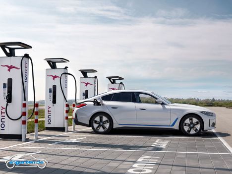BMW i4 - Geladen werden kann das Fahrzeug mit maximal 205 kW Gleichstrom. In etwa 30 Minuten von 10 bis 80%. Darüber ist Schicht mit der Ladegeschwindigkeit um die Batterie zu schonen.