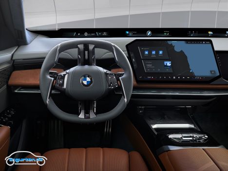 BMW i7 (2027) - Das Digital Cockpit hinter dem Lenkrad ist verschwunden. Die Anzeigen sind nun in ein Band im Armaturenbretts verteilt.