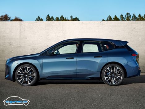 BMW iX Facelift 2025 - Seitenansicht in Arctic Race Blue