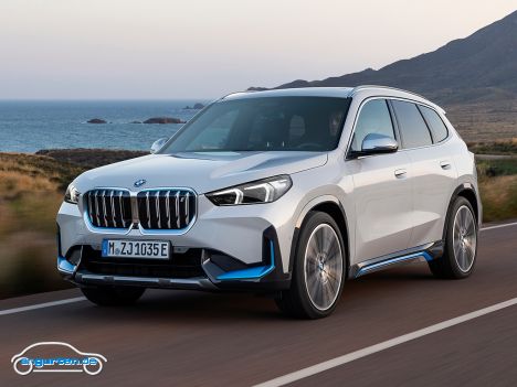 BMW iX1 - Beim BMW iX1 brauchen wir zum Design gar nicht viel zu sagen. Das ist der neue X1 mit ein paar kleinen Akzenten, die klarmachen, dass es sich um ein Elektroauto handelt.